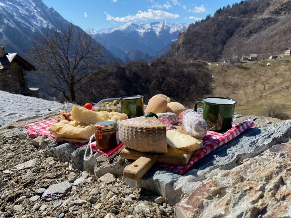 Lunch met uitzicht op de bergtoppen van de Val Mastallone